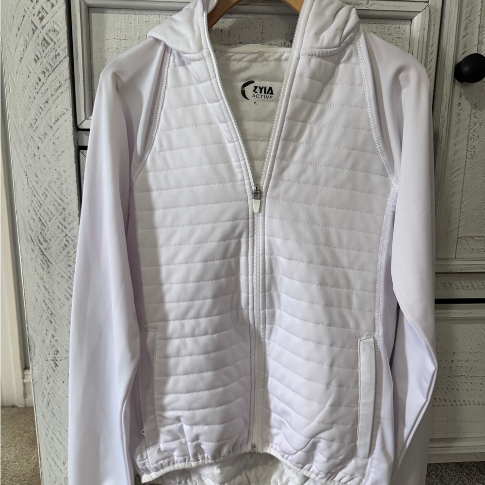ZYIA Active White Quilted Hooded Zip Jacket
